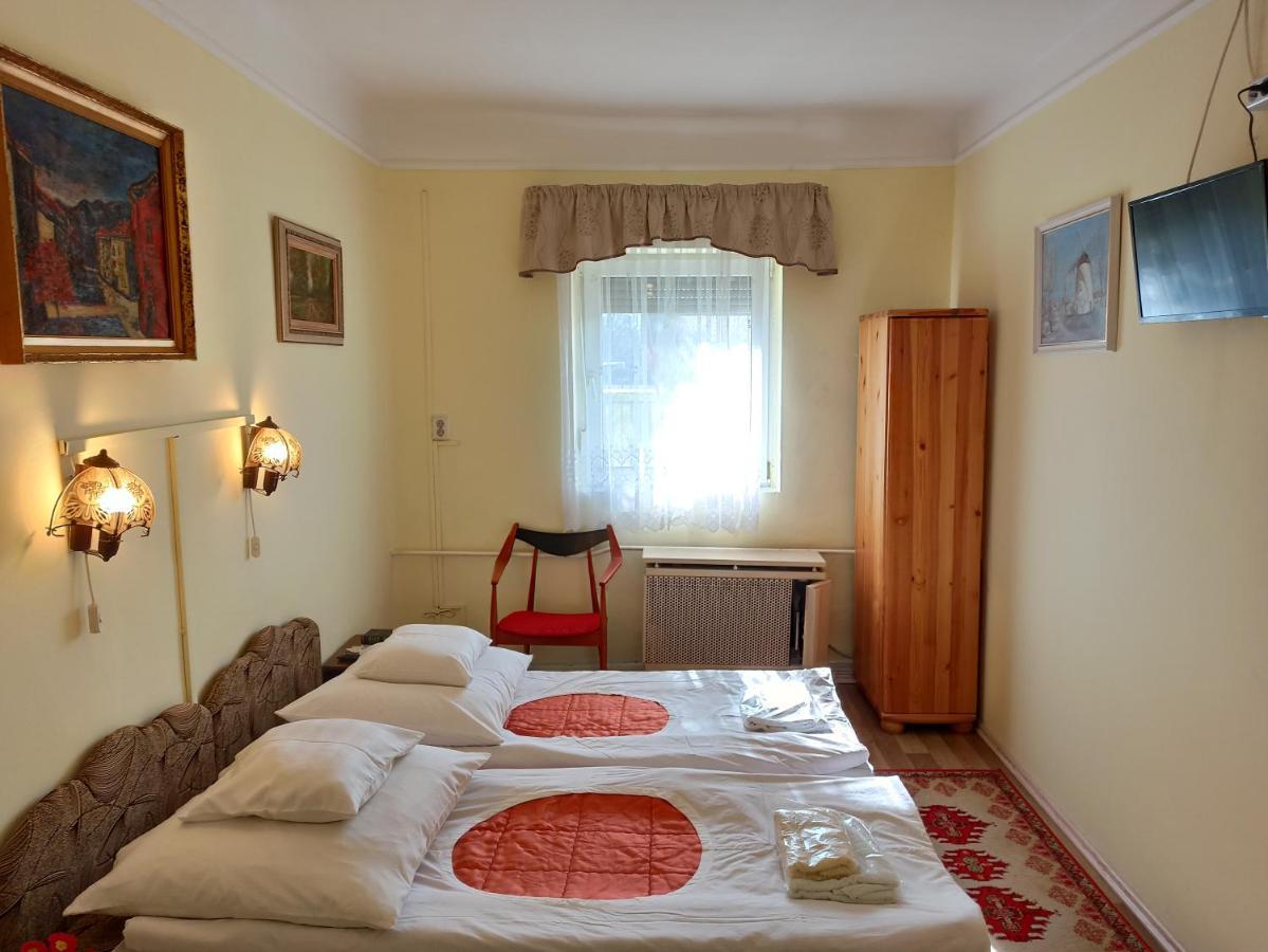 Opusztaszeri Mozes Vendeghaz Hotel Eksteriør billede