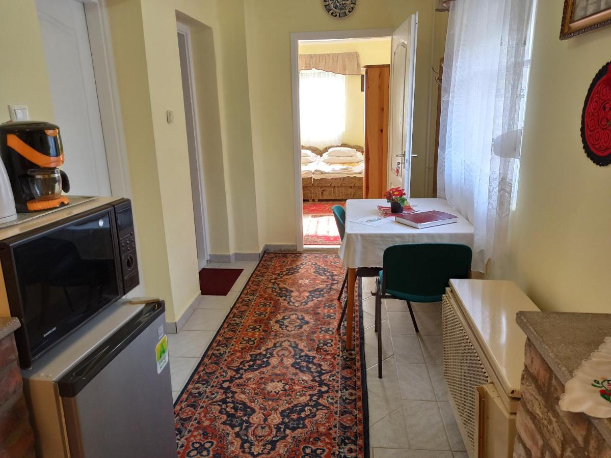 Opusztaszeri Mozes Vendeghaz Hotel Eksteriør billede