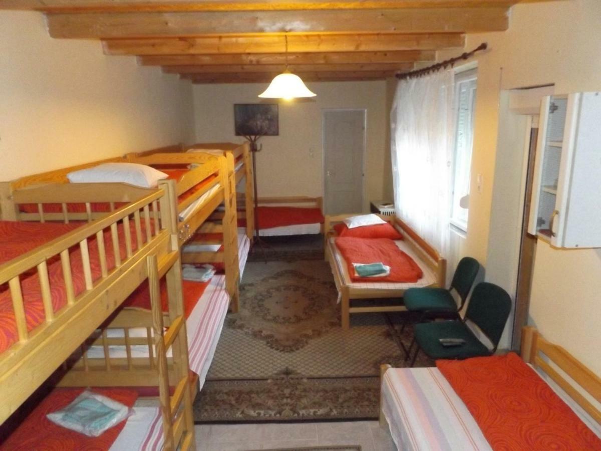 Opusztaszeri Mozes Vendeghaz Hotel Eksteriør billede